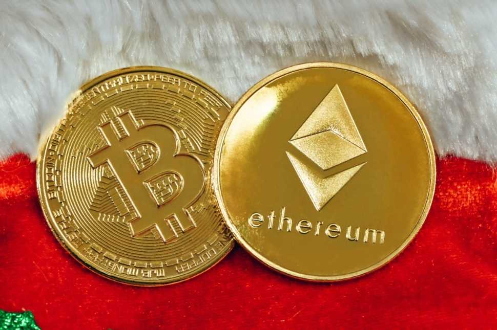 Foto com Bitcoin (BTC) e Ethereum (ETH). Os maiores criptoativos