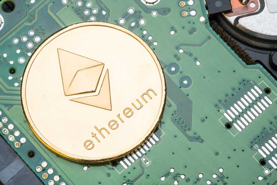 Foto de um exemplar de Ethereum (ETH). Representa a mudança da rede para Proof of Stake