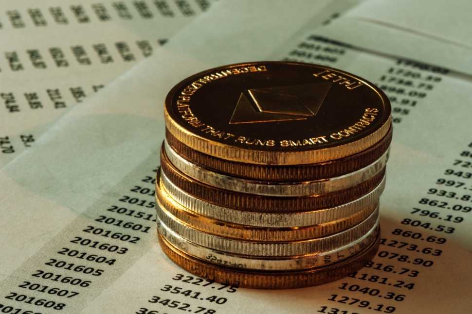 Foto com uma pilha de criptomoeda Ethereum (ETH). Representa os criptoativos
