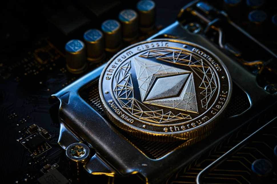 Foto com Ethereum (ETH). Representa criptomoeda