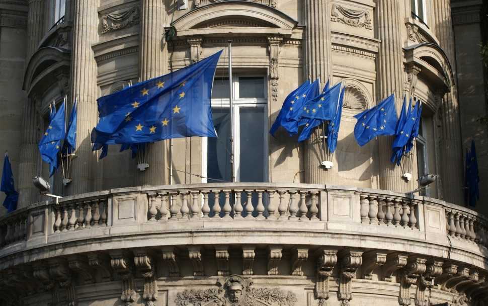 Foto com algumas bandeiras da União Europeia. Representa Bolsas da Europa