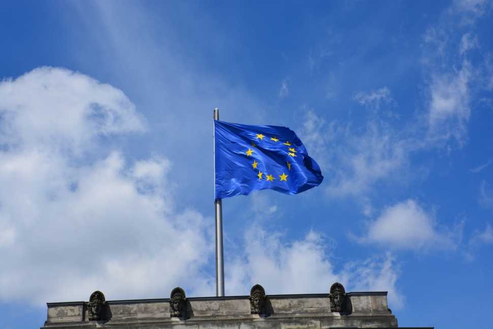 Foto da bandeira da União Europeia. União das Bolsas da Europa