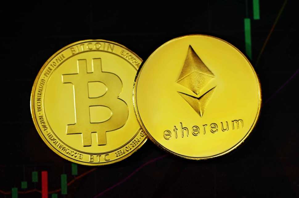 Foto de criptomoedas, Bitcoin (BTC) e Ethereum (ETH).