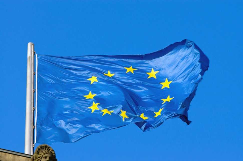 Foto da bandeira da União Europeia. Representa bolsas da Europa