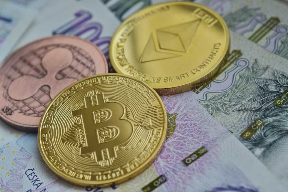 Foto com Bitcoin (BTC) e Ethereum (ETH). Representa os criptoativos