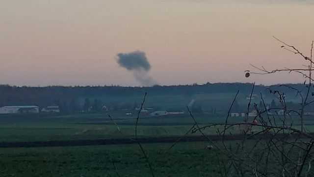 Foto de uma massa causada por um míssil ucraniano na Polônia. O motivo é a guerra na Ucrânia