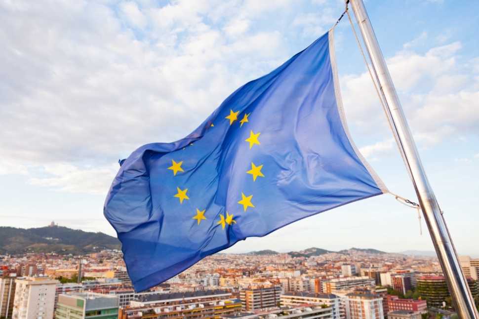 Foto da bandeira da União Europeia. Representa o mercado europeu