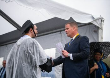 Um bilionário distribuiu US$ 1.000 em dinheiro para graduandos; veja no que deu