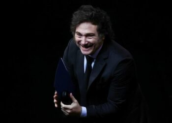 “Lei Ônibus” de Milei passa no Congresso argentino, mas não sem tumulto