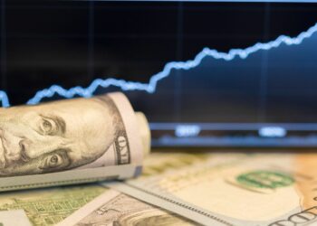 Como o aumento do dólar impacta a vida dos brasileiros