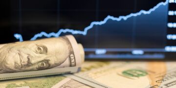 Como o aumento do dólar impacta a vida dos brasileiros