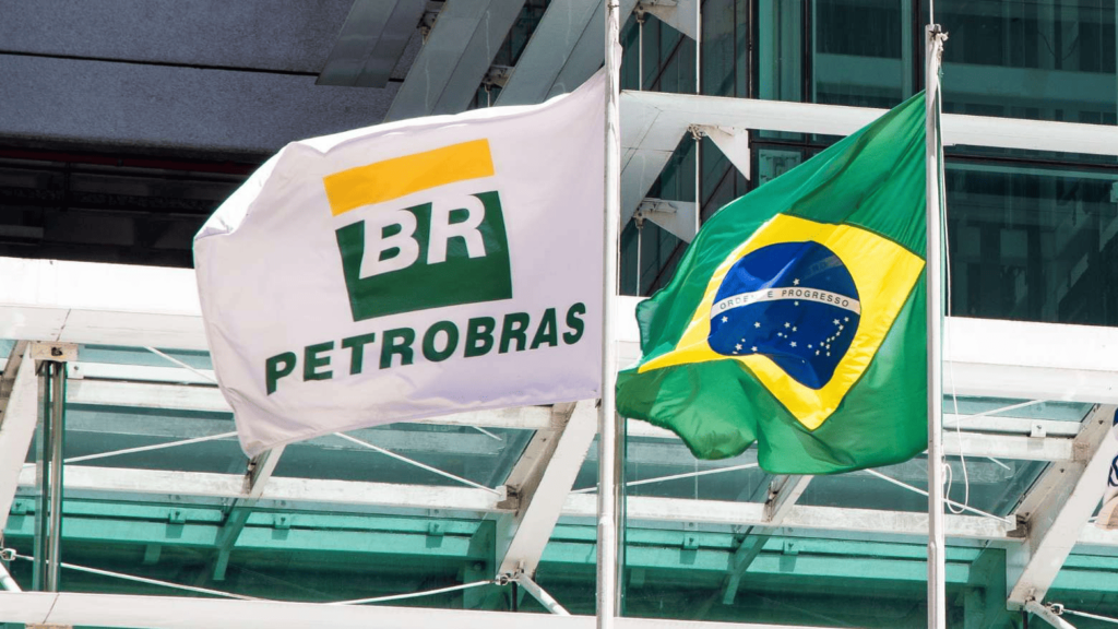 Bandeira da Petrobras ao lado da bandeira do Brasil representando os resultados da companhia no 1T25