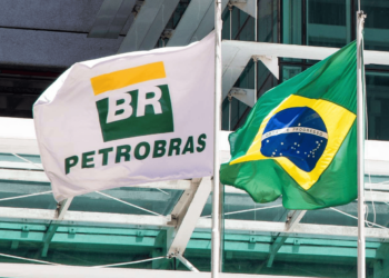 Bandeira da Petrobras ao lado da bandeira do Brasil representando os resultados da companhia no 1T25