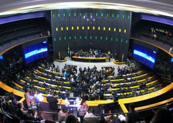 Câmara aprova urgência para rever aumento do IOF e acelera debate sobre isenção do IR