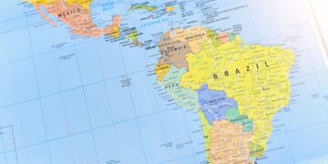 Latam caminha para desaceleração econômica, apontam JP Morgan e BofA; Brasil deve liderar cortes de juros em 2026