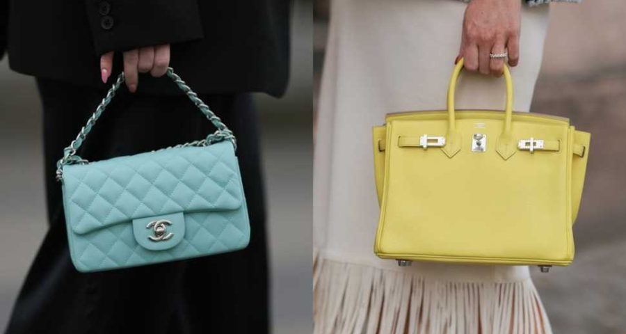 A batalha das bolsas: uma bolsa Chanel clássica com aba em turquesa e uma bolsa Hermes Birkin 25 amarela FOTO: JEREMY MOELLER/GETTY IMAGES (2)