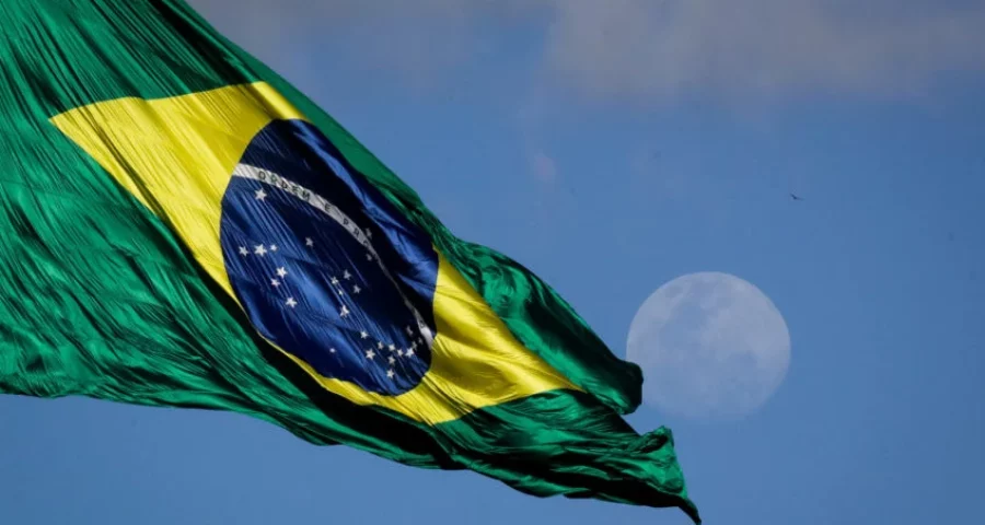 Bandeira-Brasil-Mastro-Praca3Poderes-Lua-5-848x477