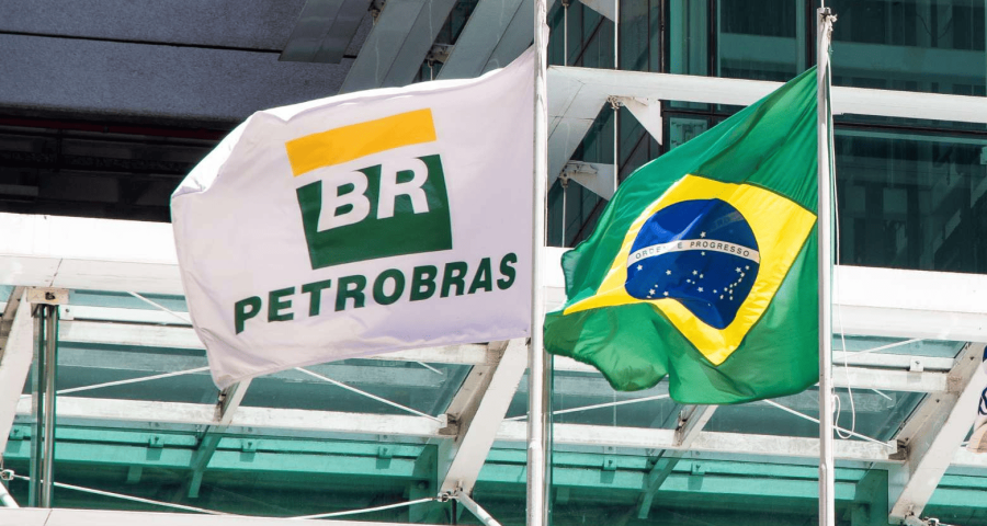 Bandeira da Petrobras ao lado da bandeira do Brasil representando os resultados da companhia no 1T25