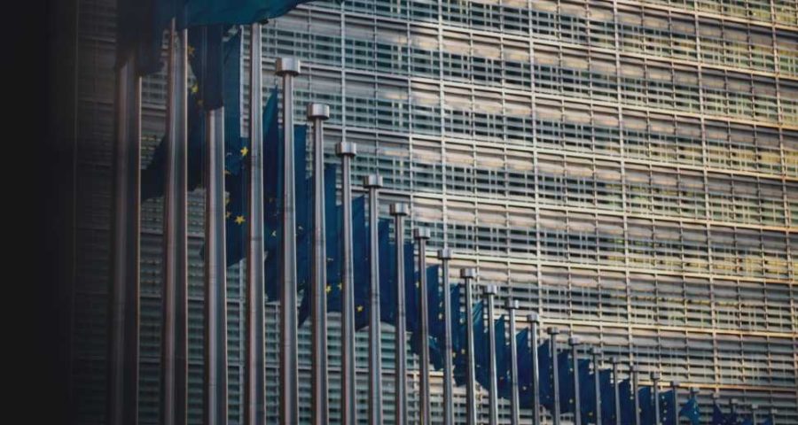 Foto com varias bandeiras da União Europeia. Representa Bolsas da Europa