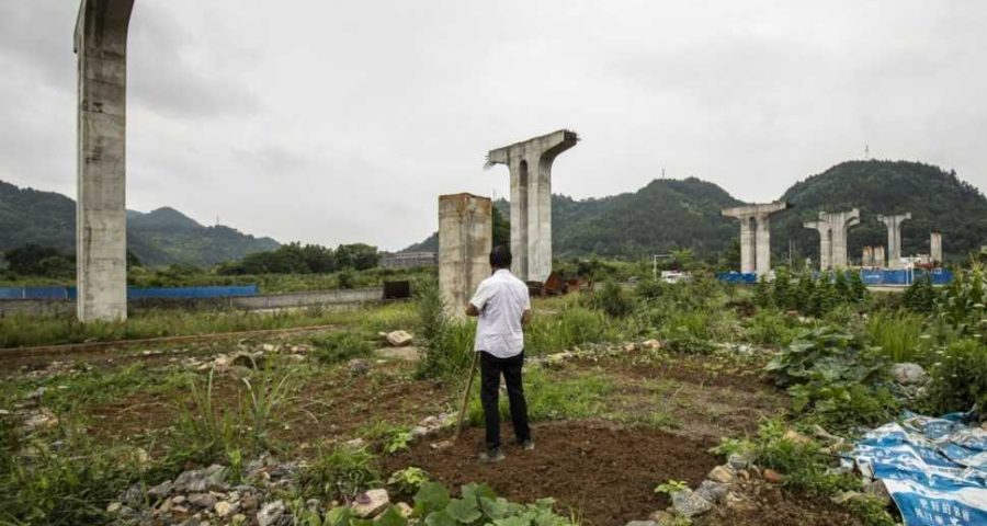 Um projeto de construção de rodovia paralisado na província de Guizhou, China. [Foto: Qilai Shen/Bloomberg]