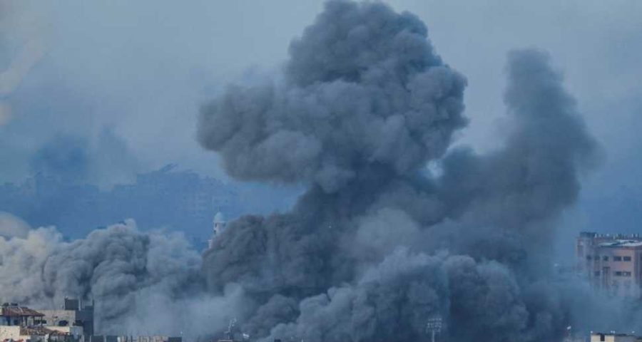 Fumaça sobe sobre Gaza na terça-feira após ataques aéreos de Israel, enquanto ocorrem negociações entre o Hamas e Israel para a libertação de reféns e uma pausa nos combates. [Foto: Alexander Ermochenko/Reuters]