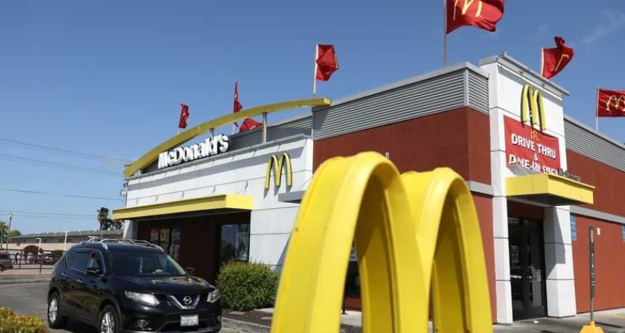 O McDonald's emprega mais de 150.000 pessoas em todo o mundo em funções corporativas e em seus próprios restaurantes. FOTO: JUSTIN SULLIVAN / GETTY IMAGES