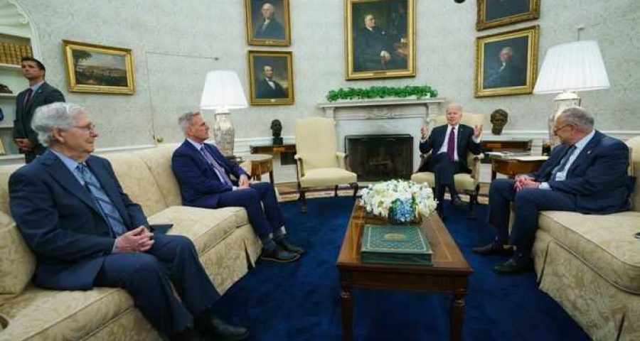 O líder da minoria no Senado, Mitch McConnell, o presidente da Câmara, Kevin McCarthy, e o líder da maioria no Senado, Chuck Schumer, reuniram-se com o presidente Biden no Salão Oval na terça-feira passada. 
FOTO: EVAN VUCCI/ASSOCIATED PRESS