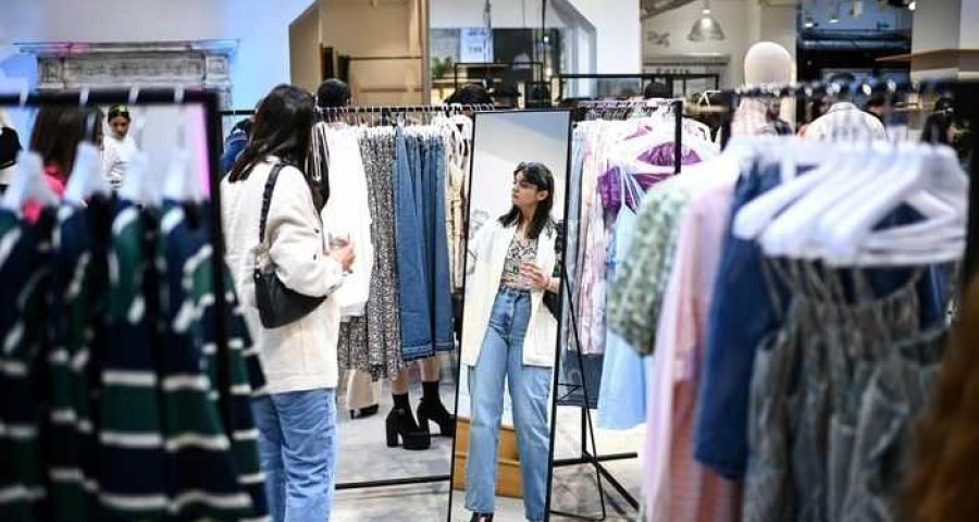 A Shein, que abriu recentemente uma loja pop-up em Paris, foi a quarta maior vendedora de roupas da América do Norte no ano passado. FOTO: CHRISTOPHE ARCHAMBAULT/AGENCE FRANCE-PRESSE/GETTY IMAGES