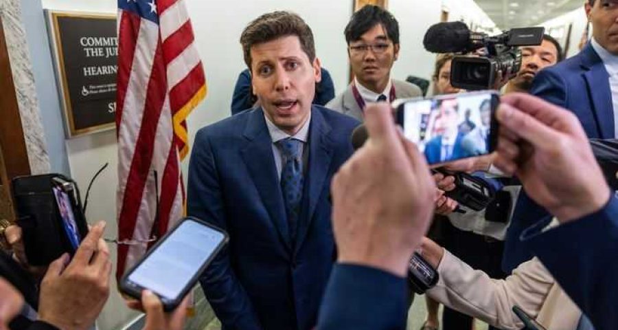 O CEO da OpenAI, Sam Altman, falou com a mídia depois de testemunhar perante um subcomitê do Senado no início deste mês. FOTO: JIM LO SCALZO/SHUTTERSTOCK