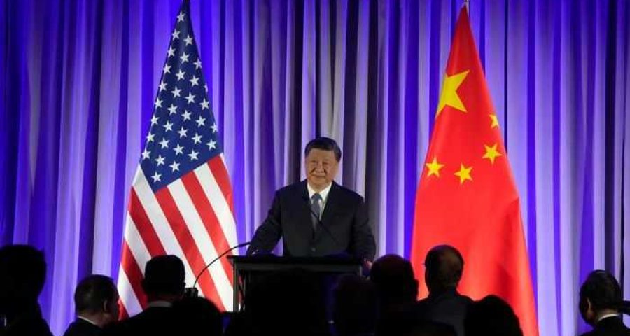 Xi Jinping, da China, discursou em um jantar com cerca de 300 pessoas, incluindo os principais líderes empresariais dos EUA. [Foto: Jeff Chiu/Associated Press]