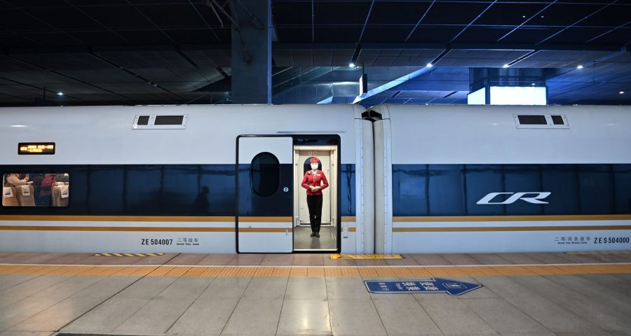 Um trem de alta velocidade se preparando para partir em Tianjin, China. [Foto: Li Ran/Zuma Press]