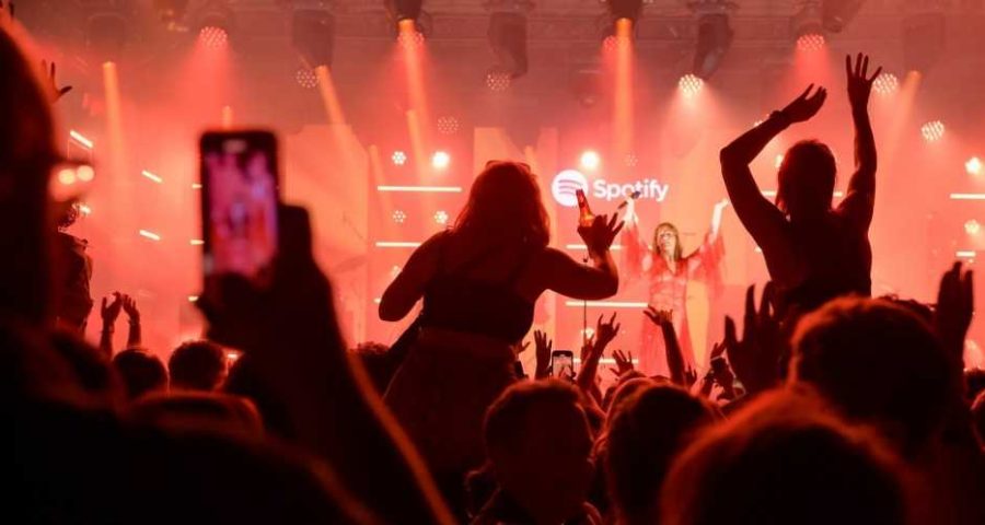 Florence Welch, do Florence and the Machine, se apresentou no palco durante um evento organizado pelo Spotify em Cannes, na França, no ano passado. [Fonte: Antony Jones/Getty Images]