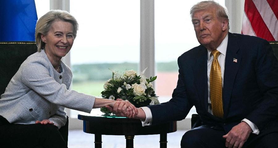ursula-von-der-leyen-presidente-da-comissao-europeia-e-o-presidente-dos-eua-donald-trump-em-encontro-sobre-acordo-comercial-1753640005554_v2_900x506